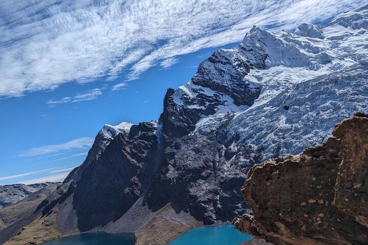 fjall með stöðuvatni fyrir framan sig
