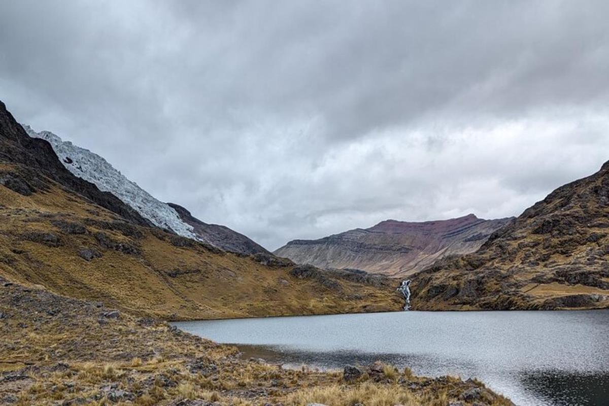 stöðuvatn í miðju fjalli