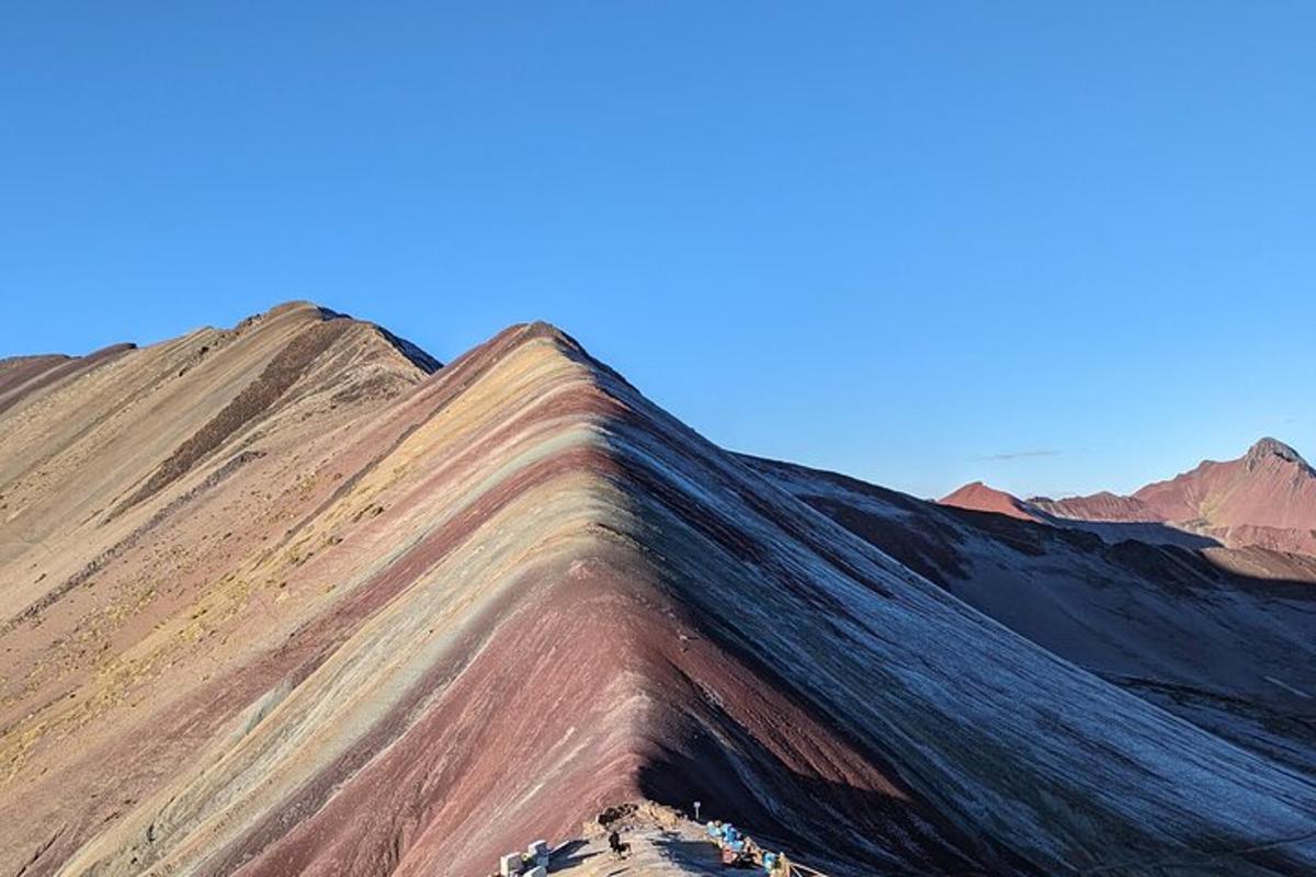 útsýni yfir fjall með litríkum steinum