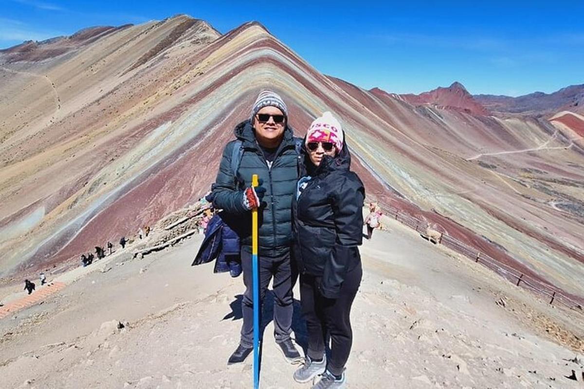 seorang lelaki dan wanita berdiri di atas gunung