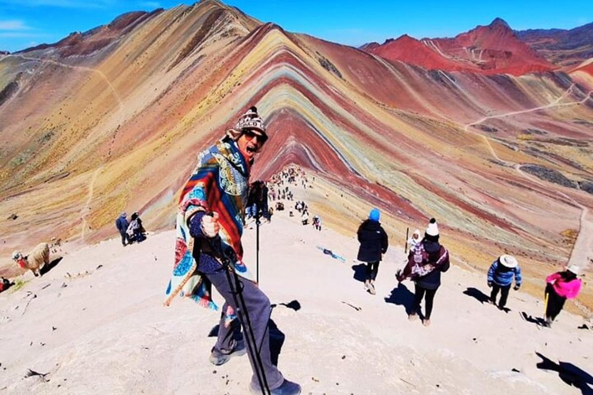 un homme debout au sommet d'une montagne