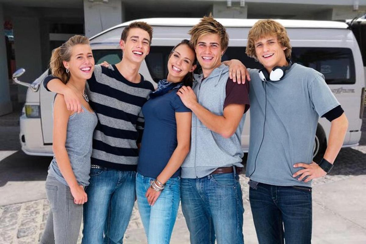 Un grupo de jóvenes posando para una fotografía