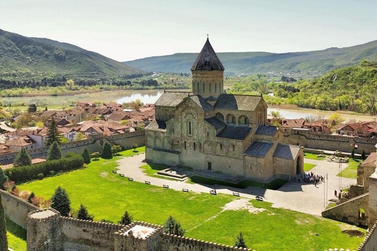 stará budova s vežou na zelenom poli