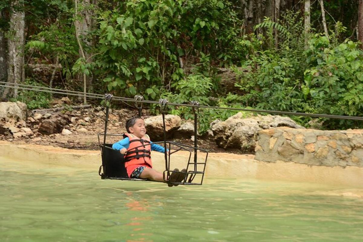 isang batang lalaki na nakaupo sa isang swing sa tubig