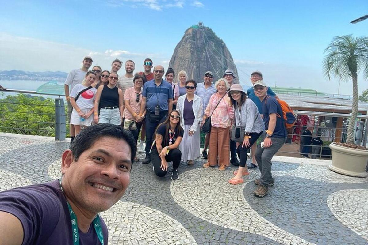 un grup de persones posant per a una foto davant d'una muntanya