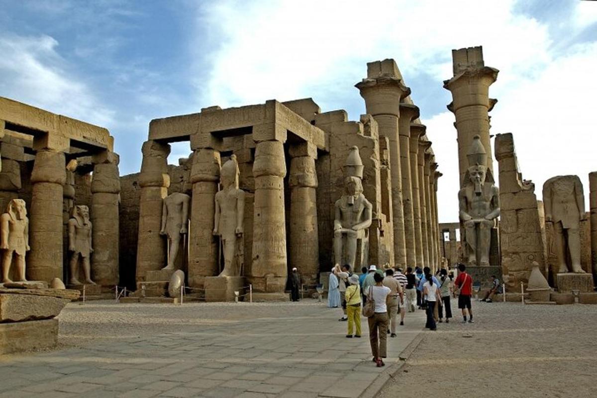 un grup de persones caminant davant d'un edifici