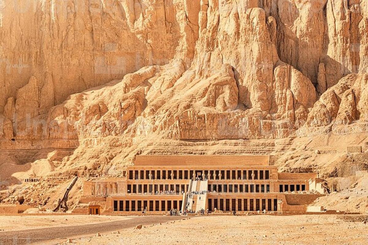 un edifici al desert al costat d'una muntanya