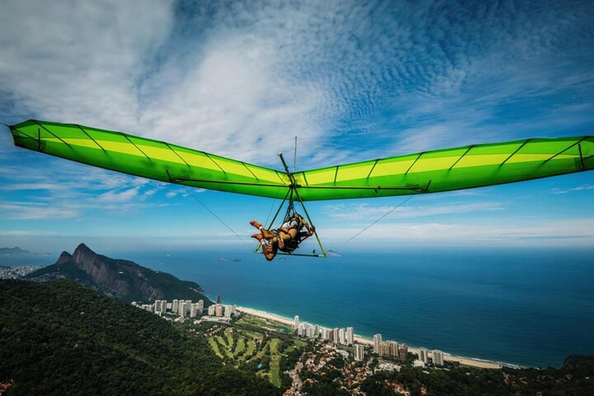una persona volando un planeador verde en el cielo