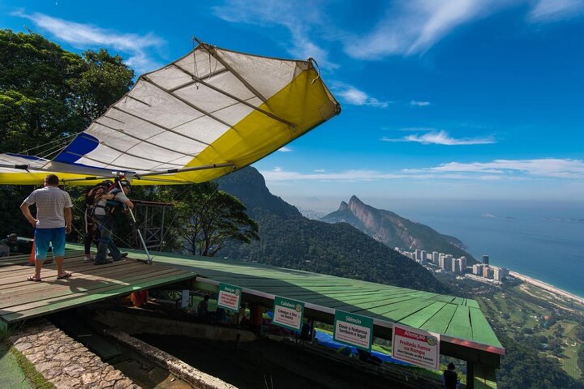 una persona tomando una fotografía de la vista de la montaña