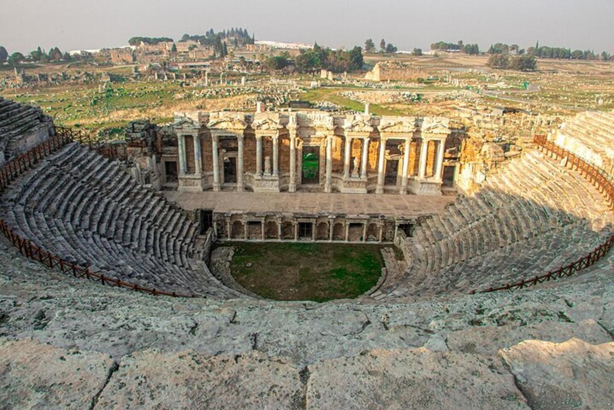 مدرج فارغ مع مدينة في الخلفية