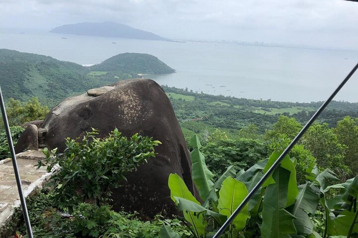 山上的一块岩石，可以看到海景