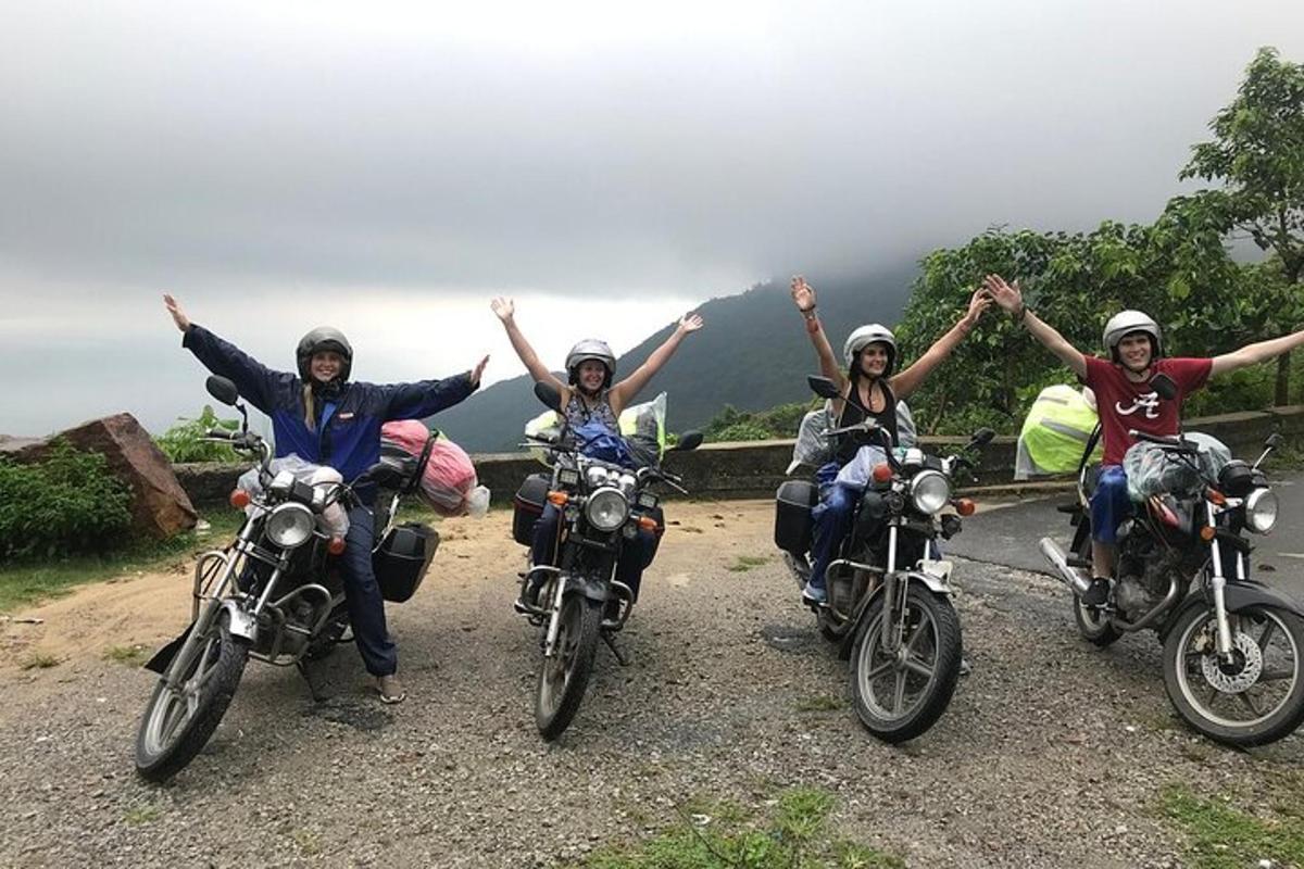 sekumpulan empat orang menunggang motosikal di jalan raya