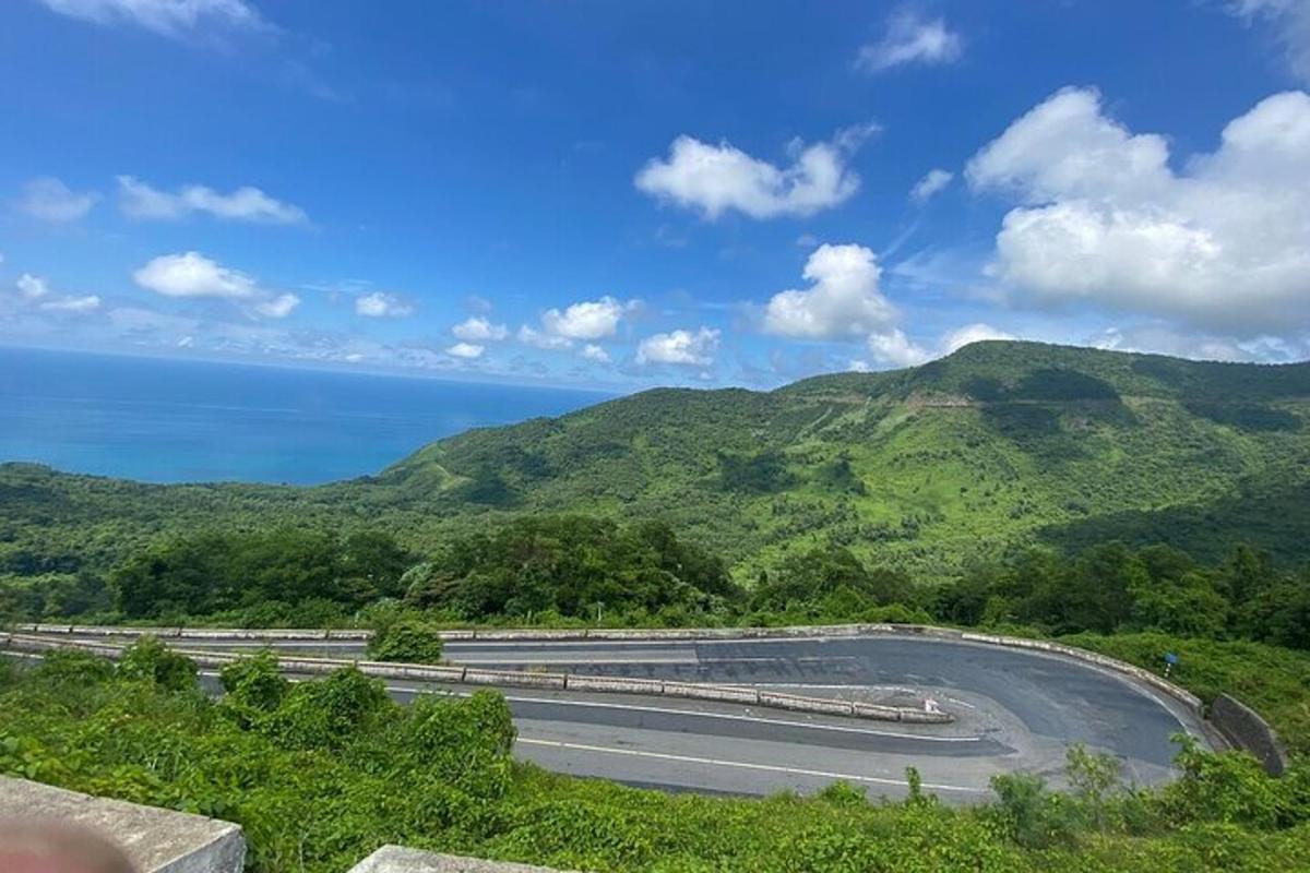 一条可以看到海洋和山脉的道路