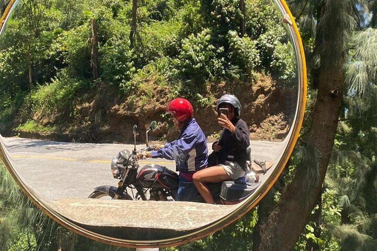 seorang lelaki dan seorang wanita menunggang motosikal di cermin
