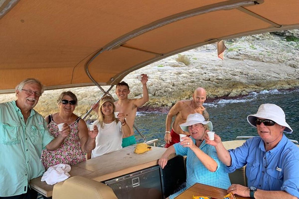 un grup de persones en un vaixell a l'aigua