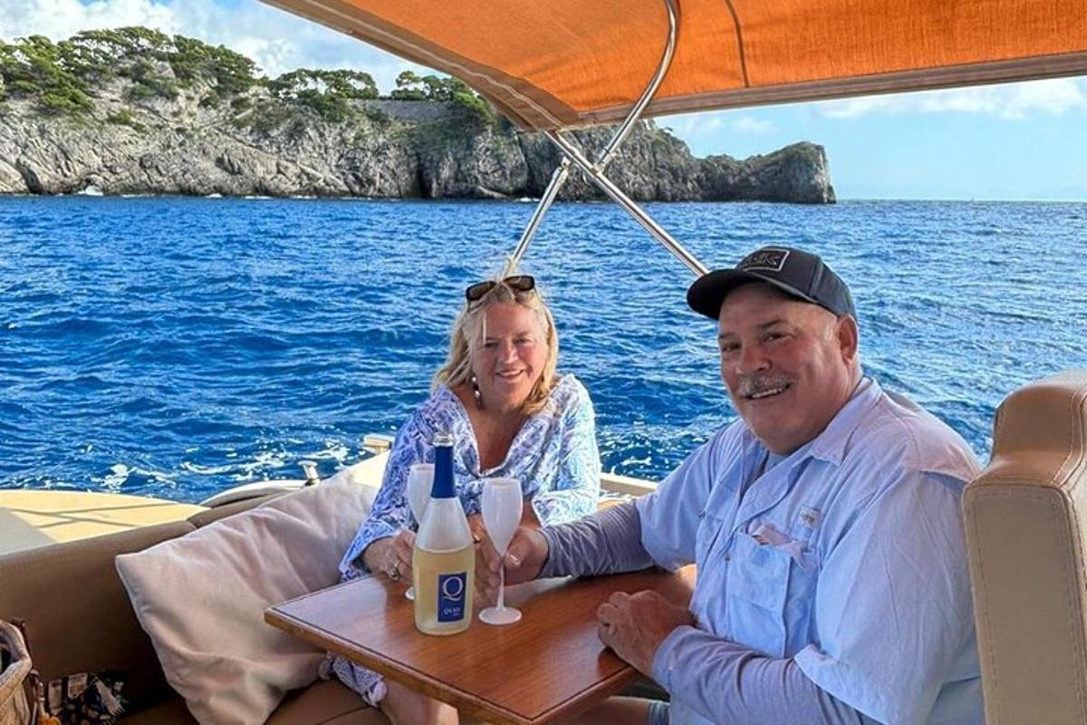 un home i una dona asseguts a una taula en un vaixell