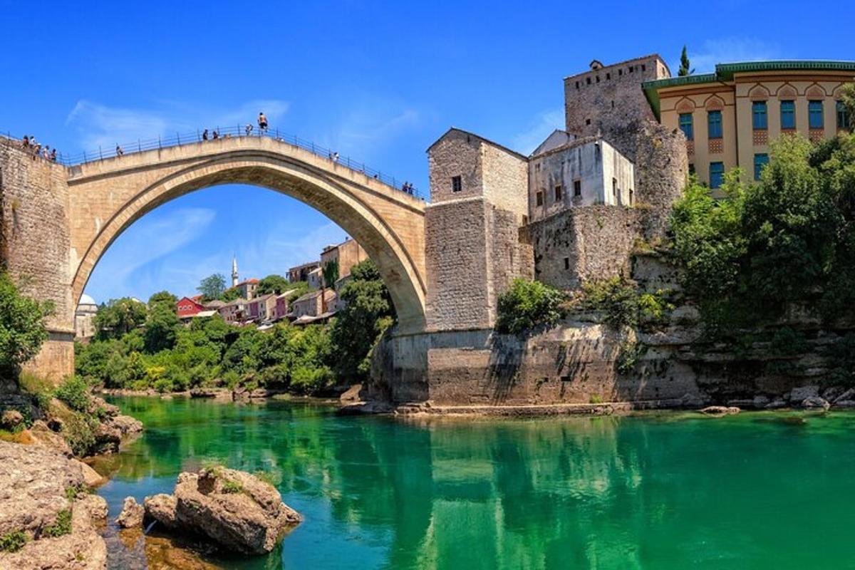 un pont sobre un riu davant d'un castell