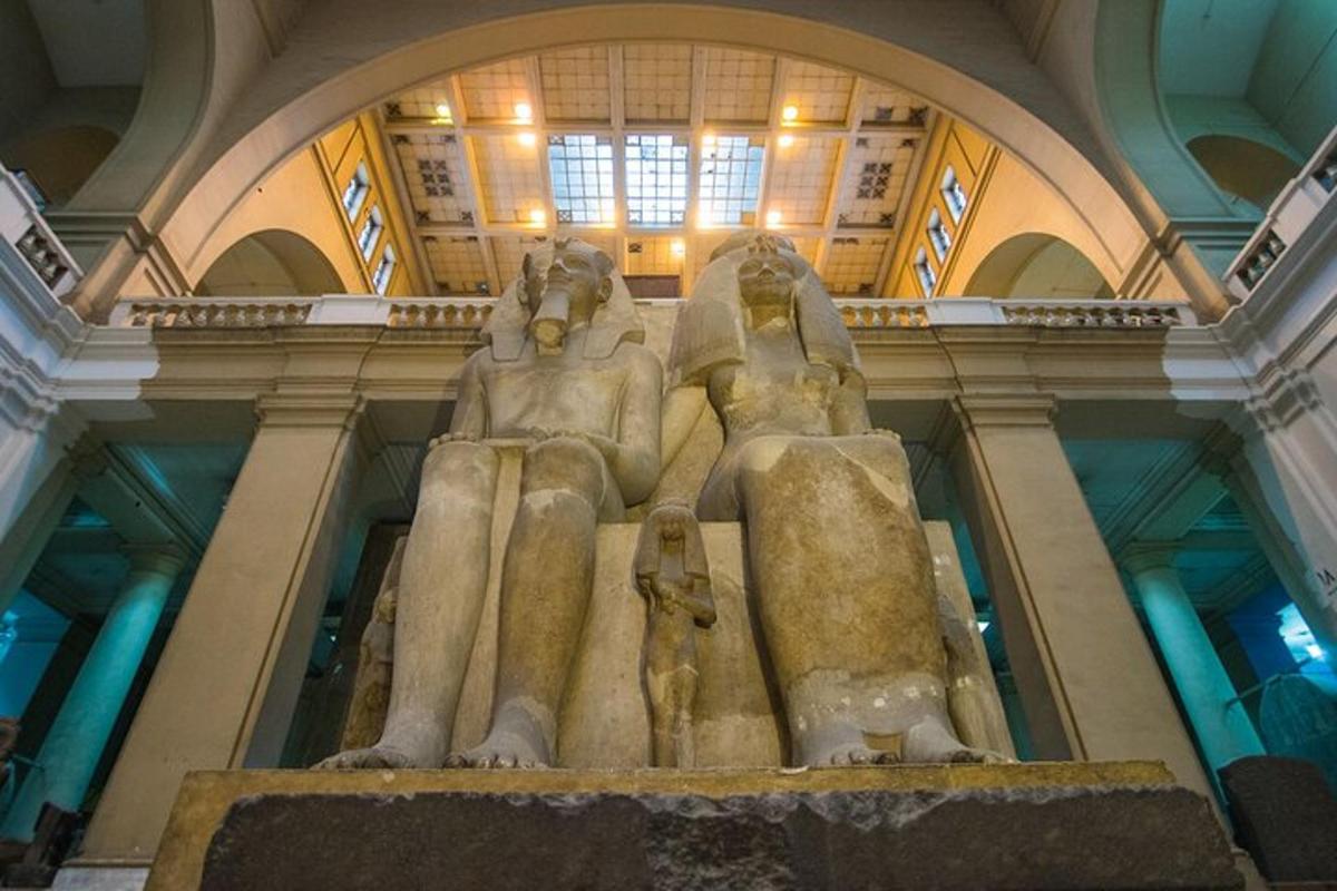uma grande estátua em um prédio com o aaraó