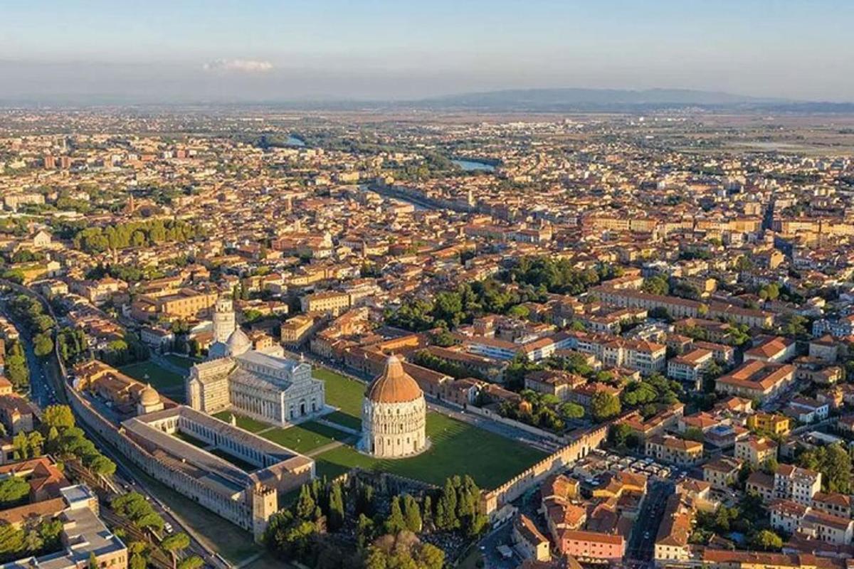 uma vista aérea de uma cidade com um edifício