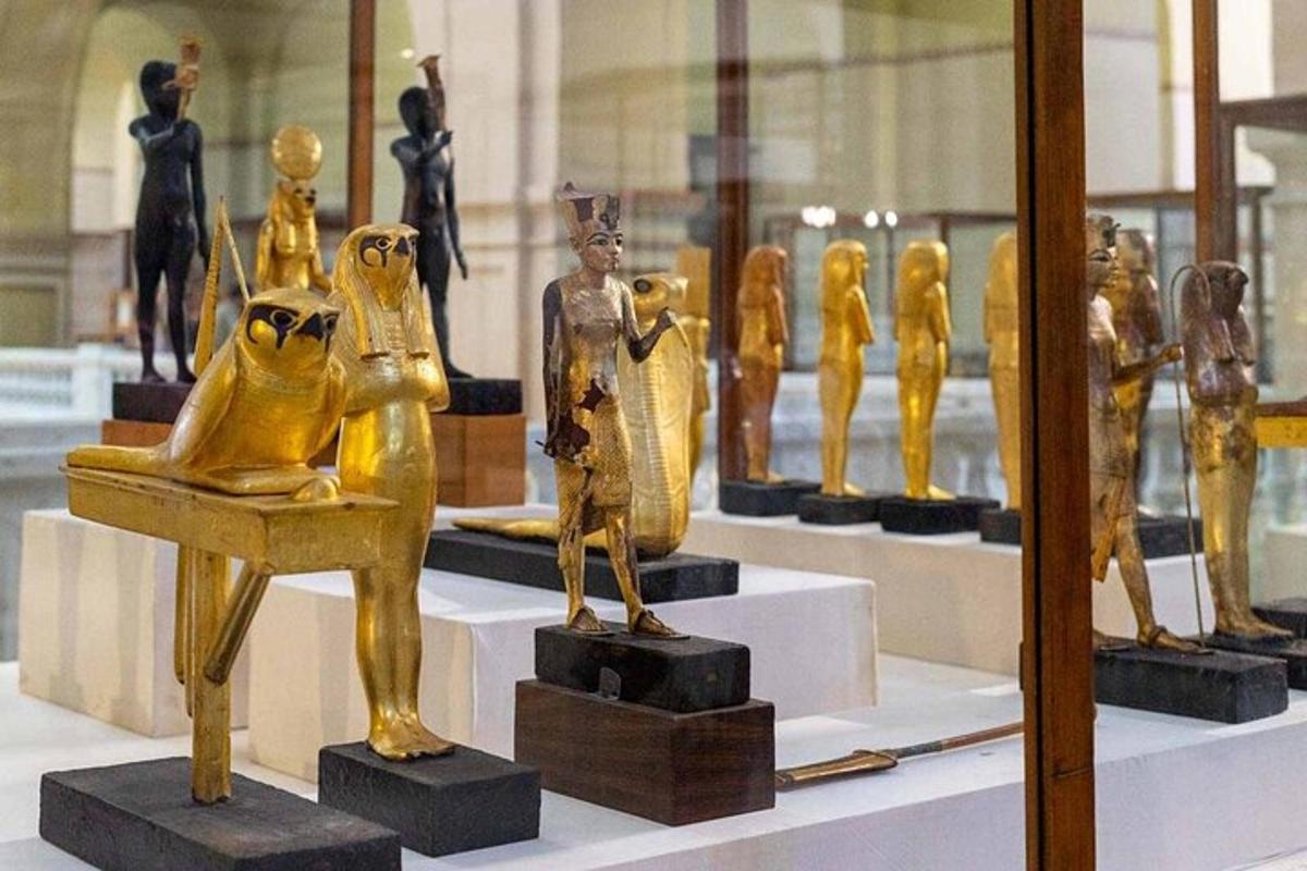 un gruppo di statue d'oro esposte in un museo