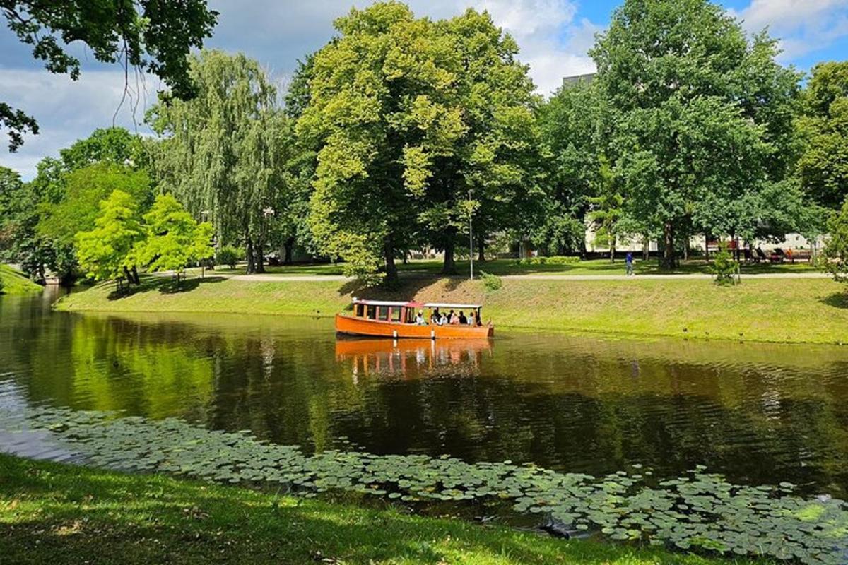 paat pargis asuval jõel