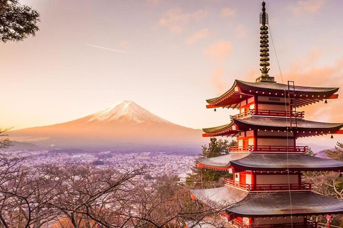 pagoda s horou v pozadí