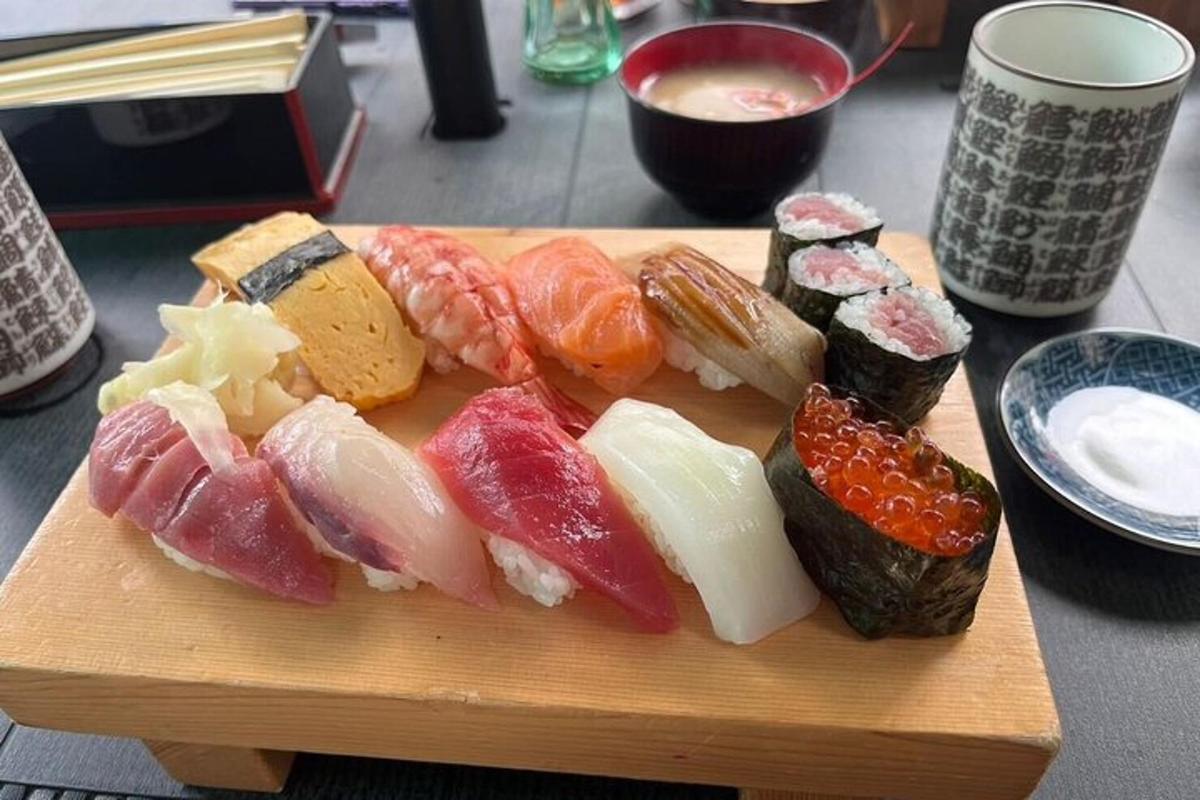 ein Schneidebrett mit verschiedenen Sushi-Sorten darauf