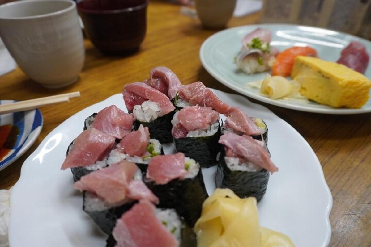 Dos platos de sushi en una mesa de madera.