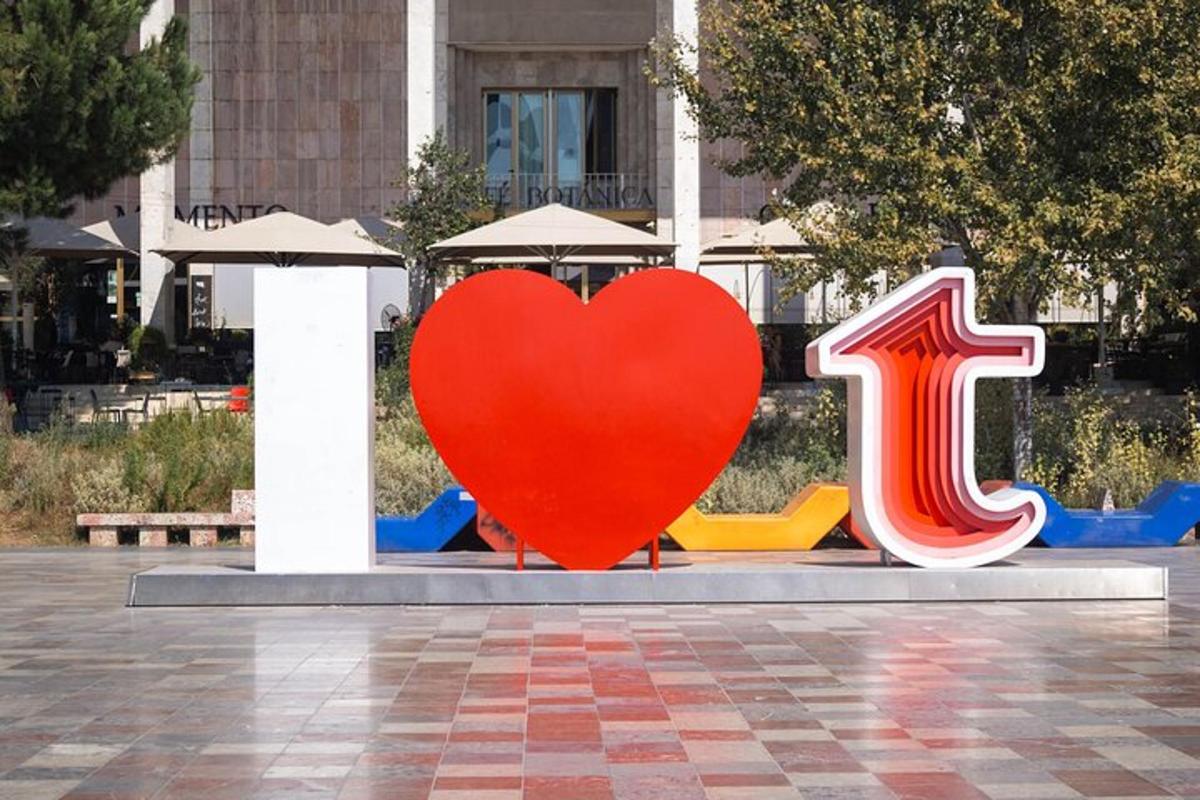 μια κόκκινη καρδιά και μια πινακίδα με τον αριθμό δεκαεπτά