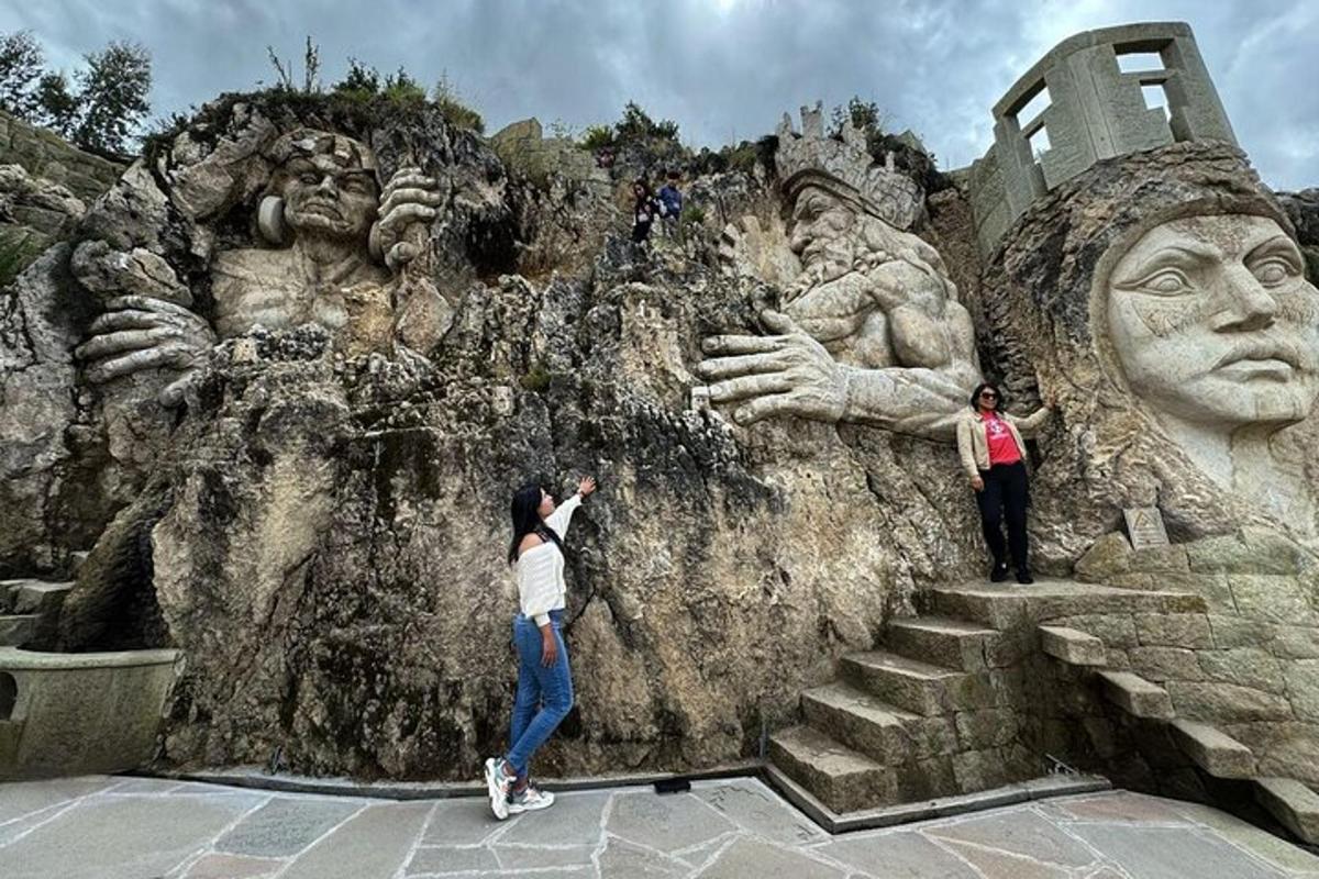 deux personnes debout devant une statue