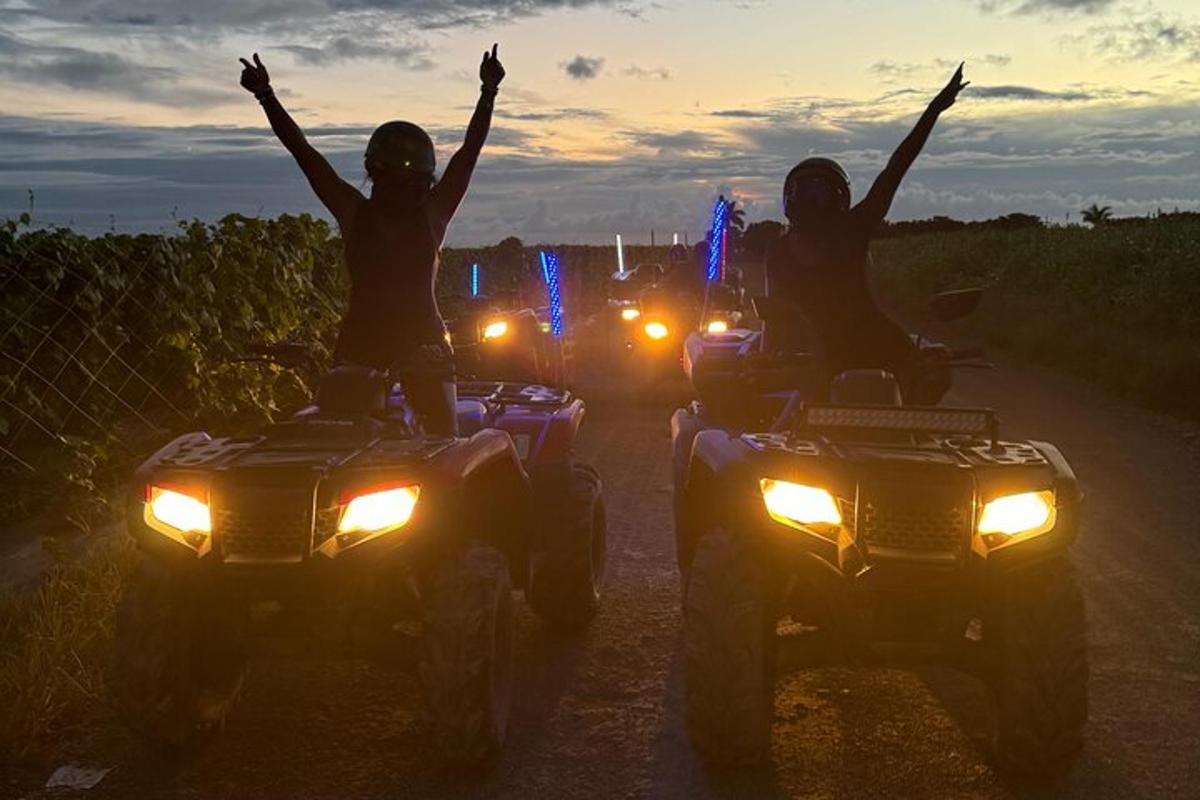 un gruppo di persone che guidano quad su una strada sterrata