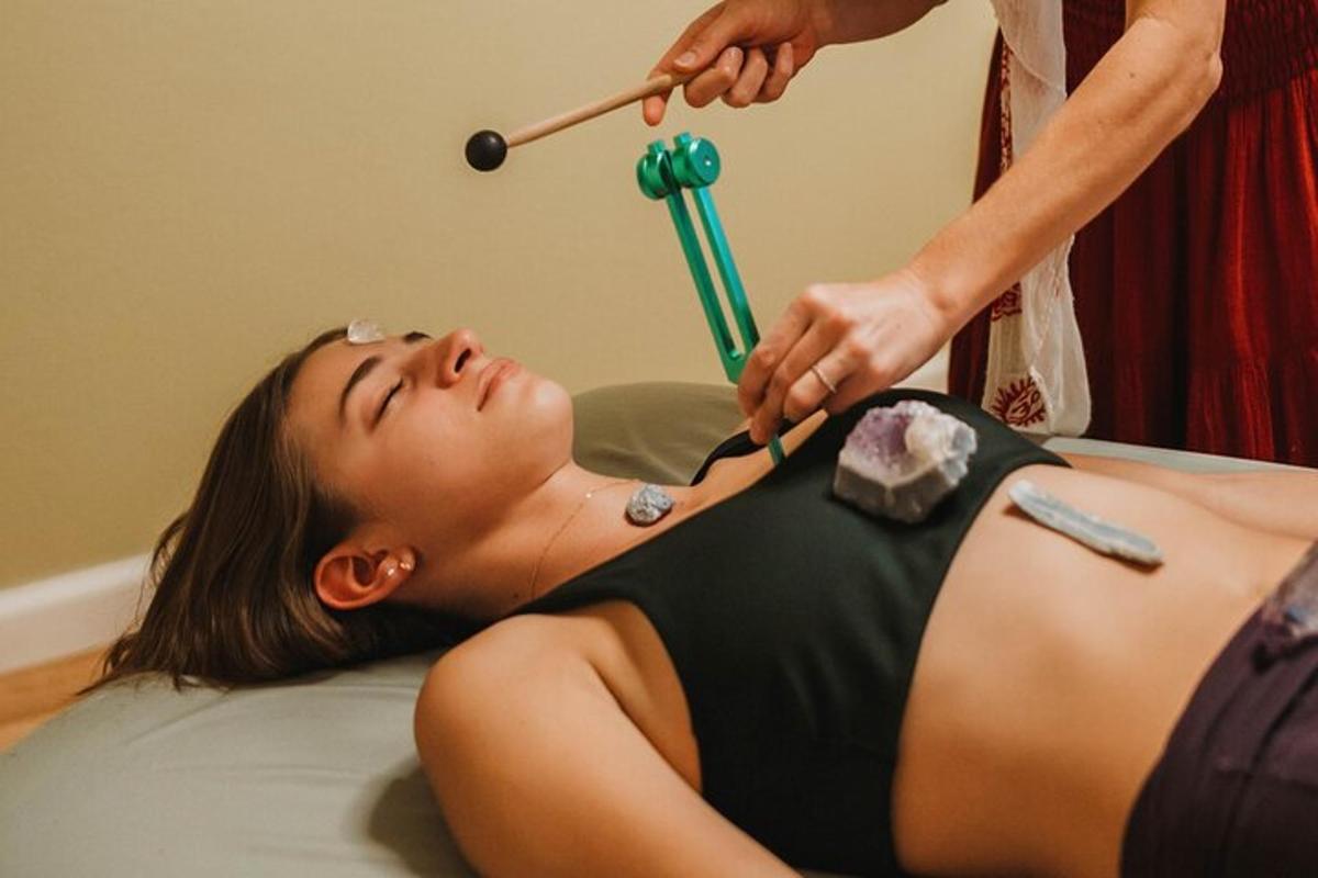 uma mulher deitada na cama cortando o cabelo
