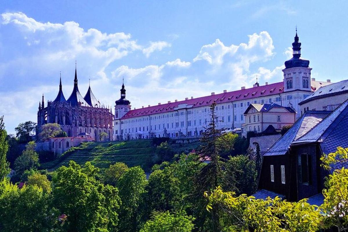 ein großes Gebäude mit einem Schloss im Hintergrund