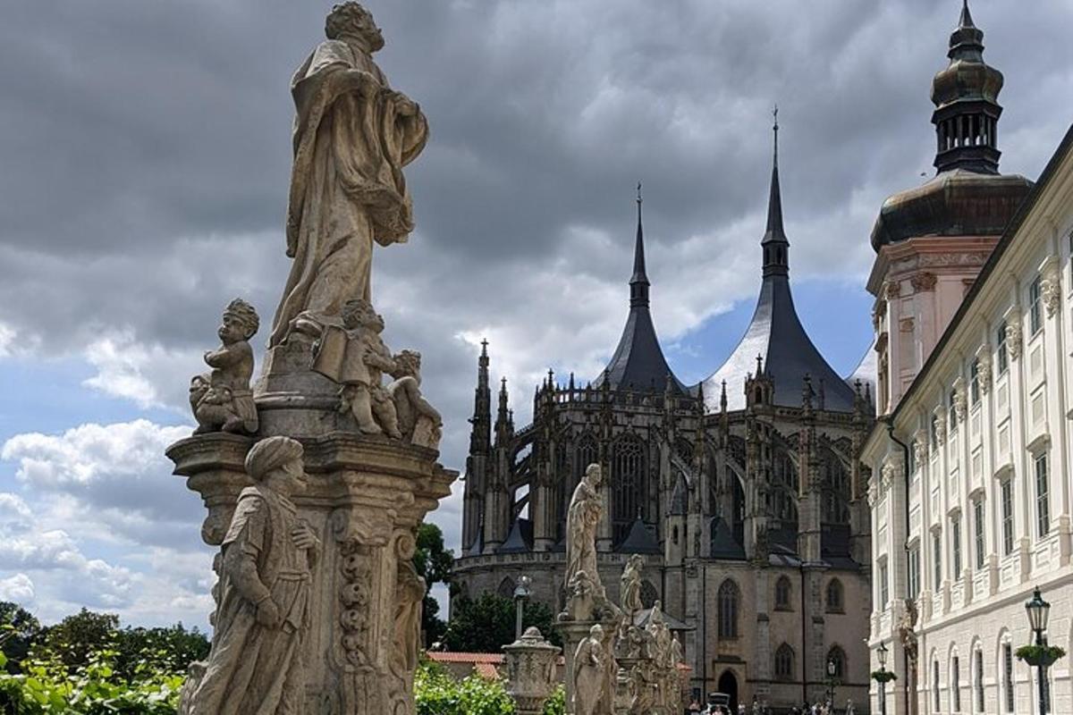 eine Statue eines Mannes vor einem Schloss