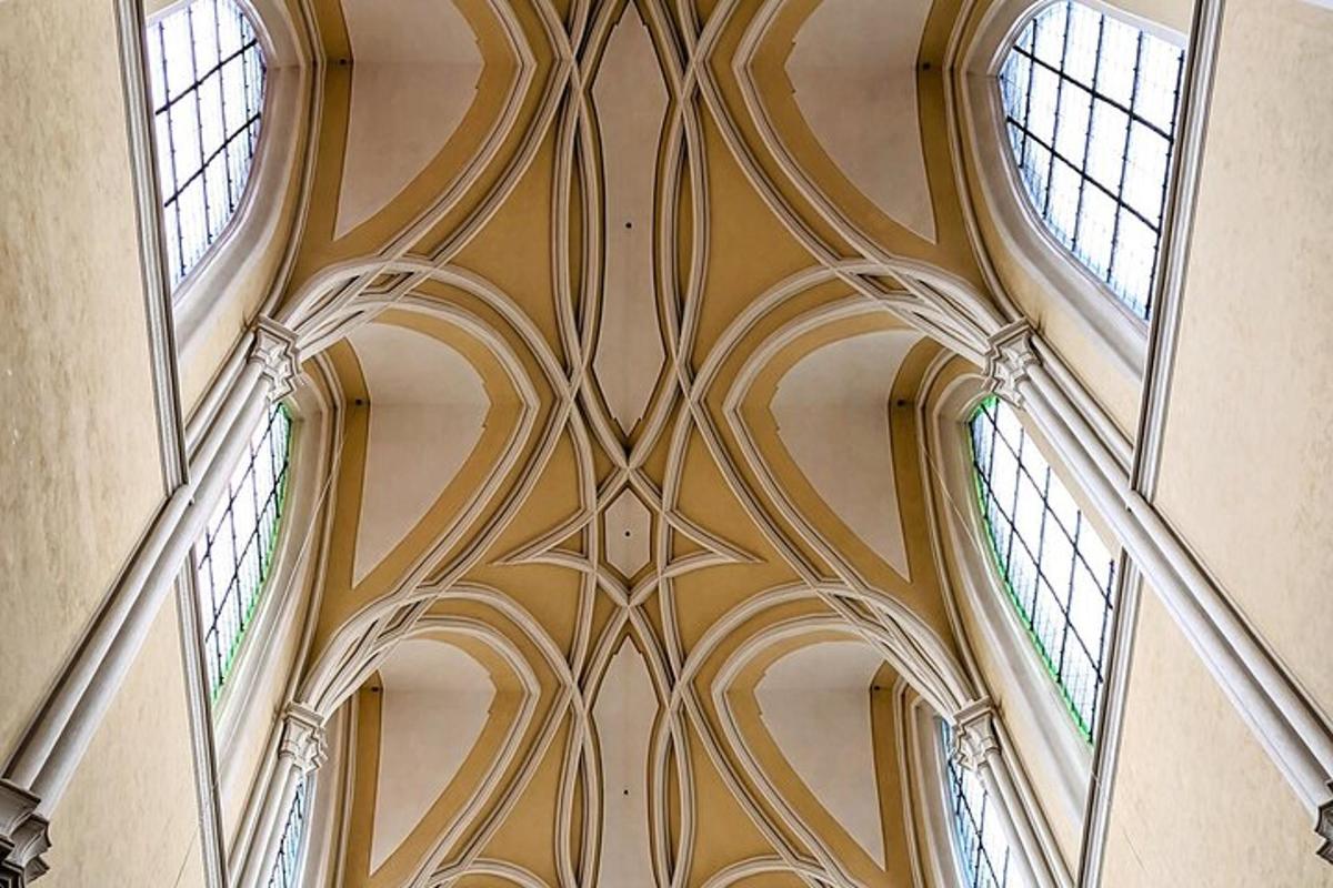 zwei Fenster in einem Gebäude mit einer Decke
