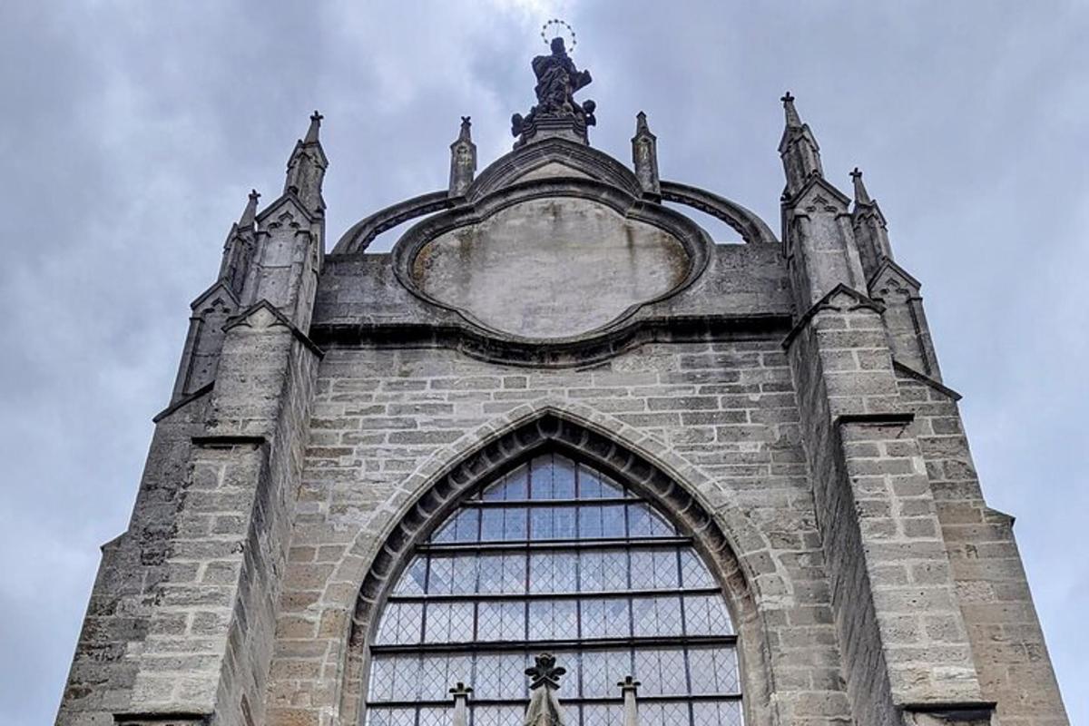 ein Turm eines Gebäudes mit einem großen Fenster