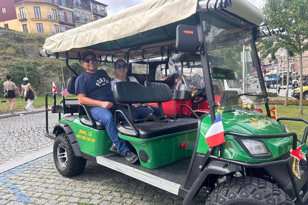 dva lidé jedoucí na golfovém vozíku