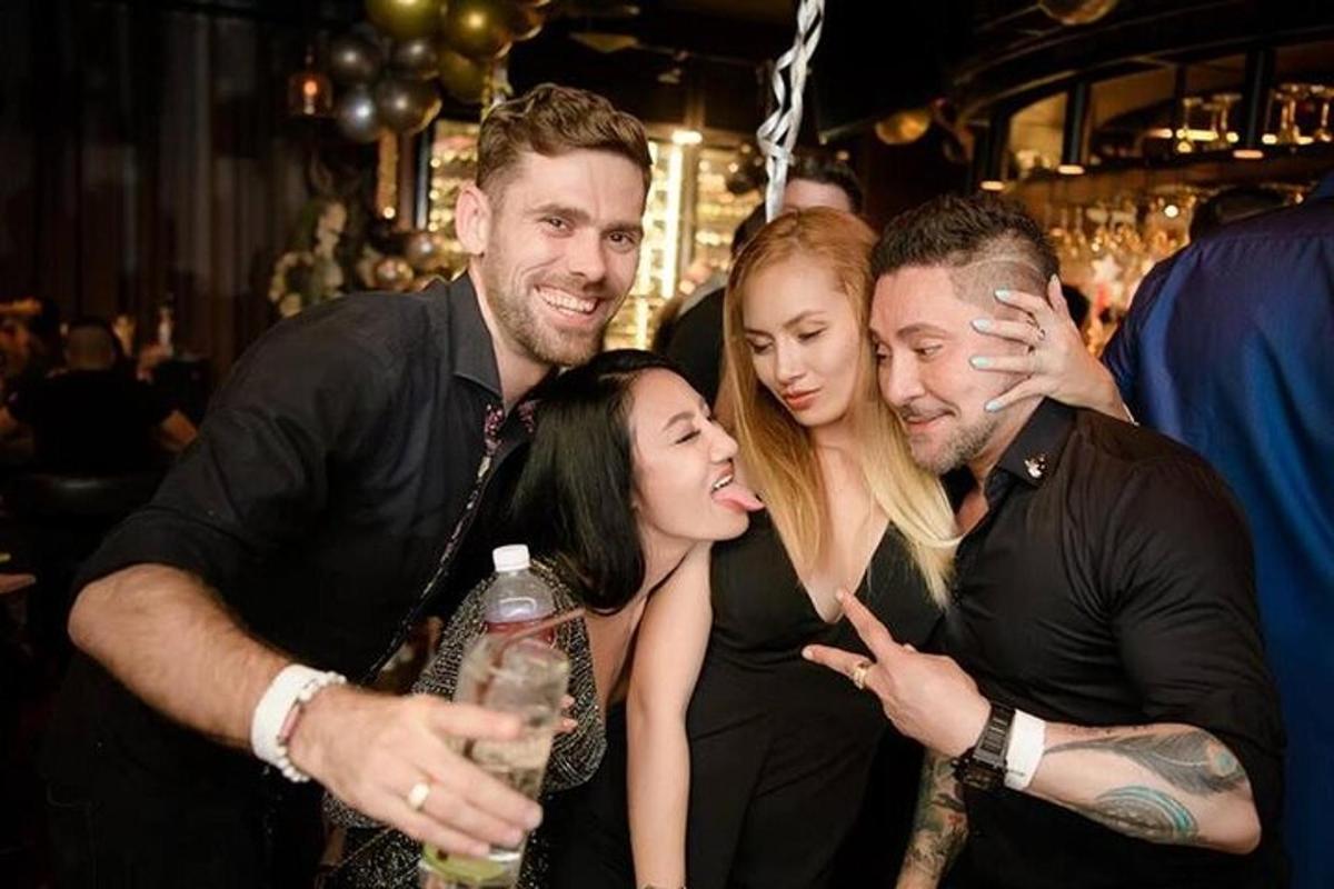 一群人在聚会上合影