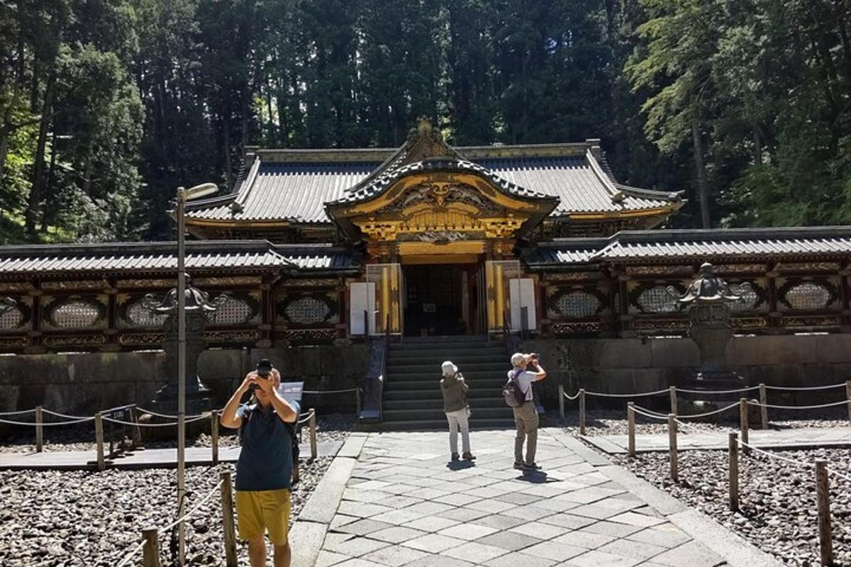 un gruppo di persone che scatta foto di un tempio
