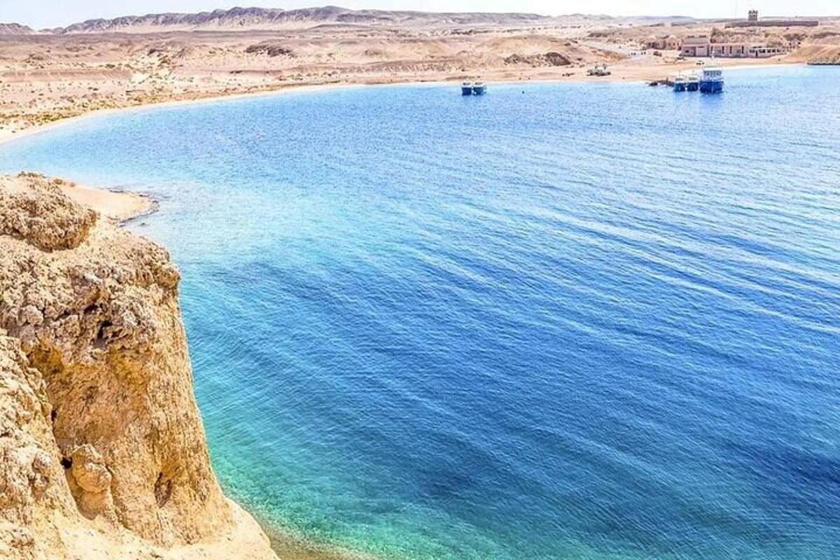 una vista di un grande specchio d'acqua