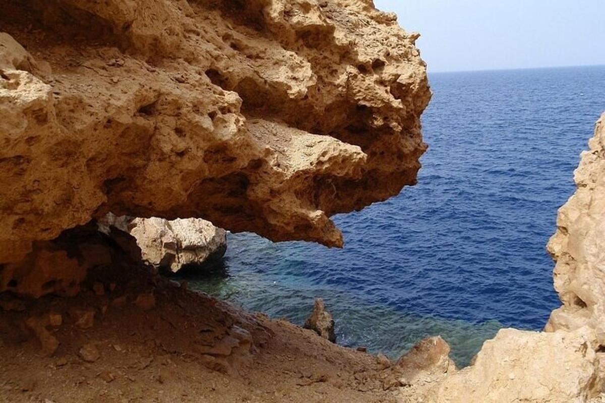 una vista dell'oceano da una scogliera rocciosa