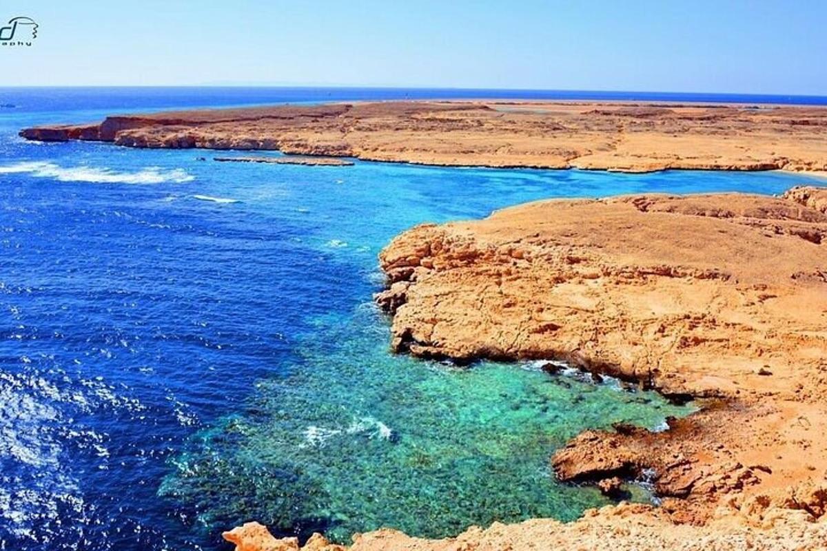 una vista aerea di una spiaggia con acqua blu
