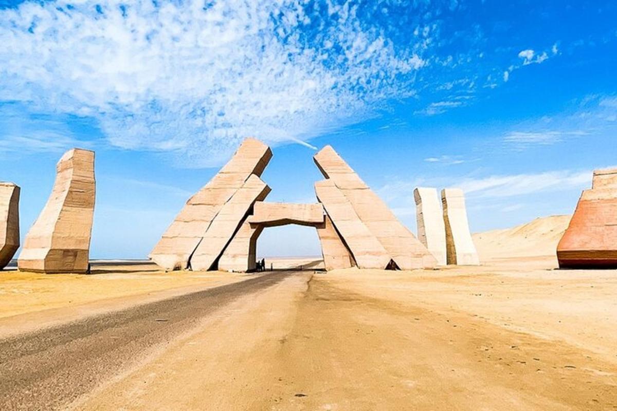 un arco nel deserto con una strada sterrata