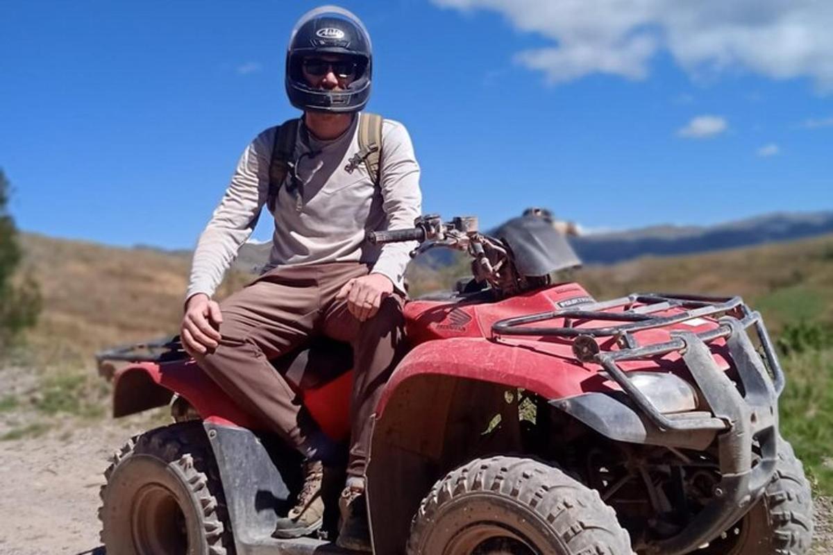 un home que viatja a la part posterior d'un quad