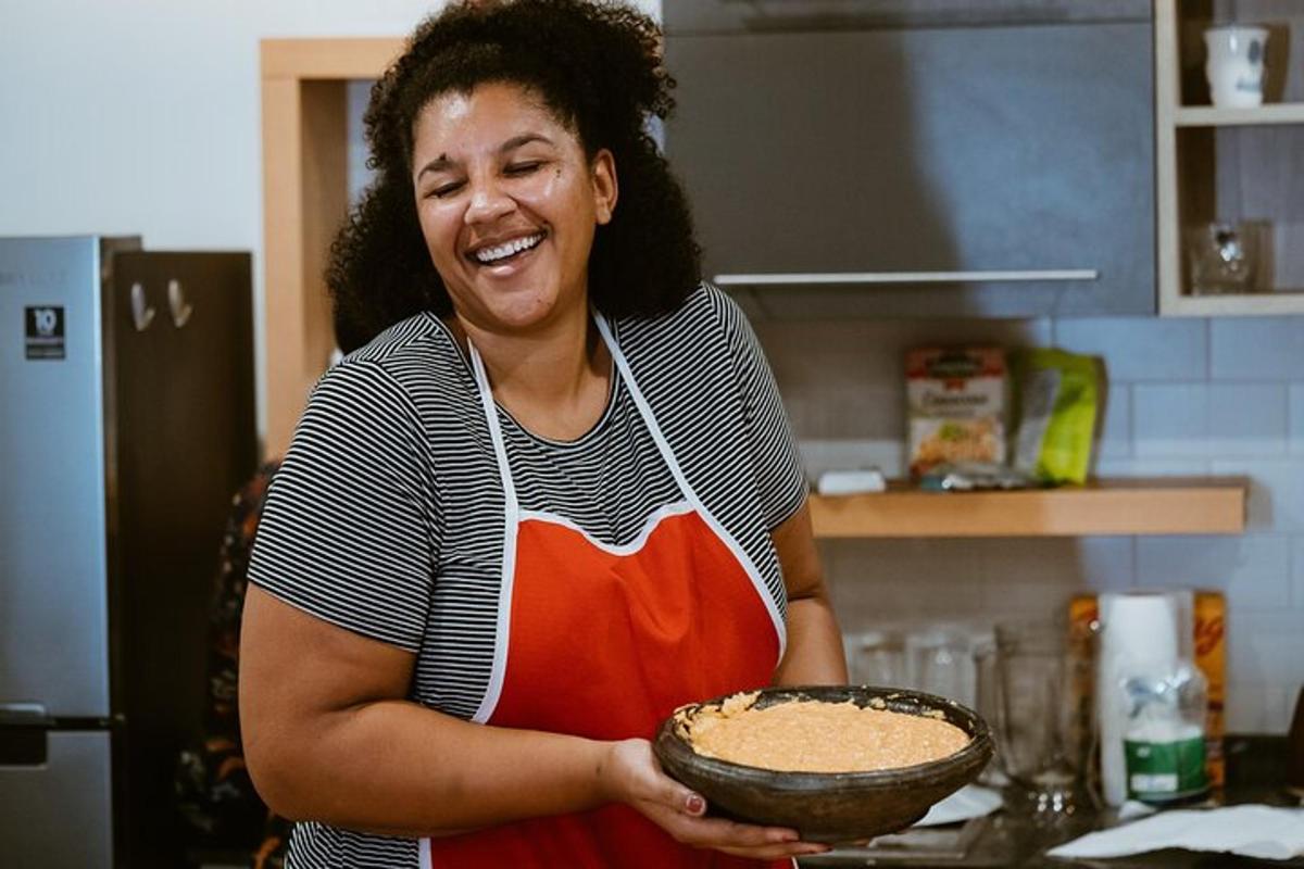 Una mujer en una cocina sosteniendo un tazón de comida.