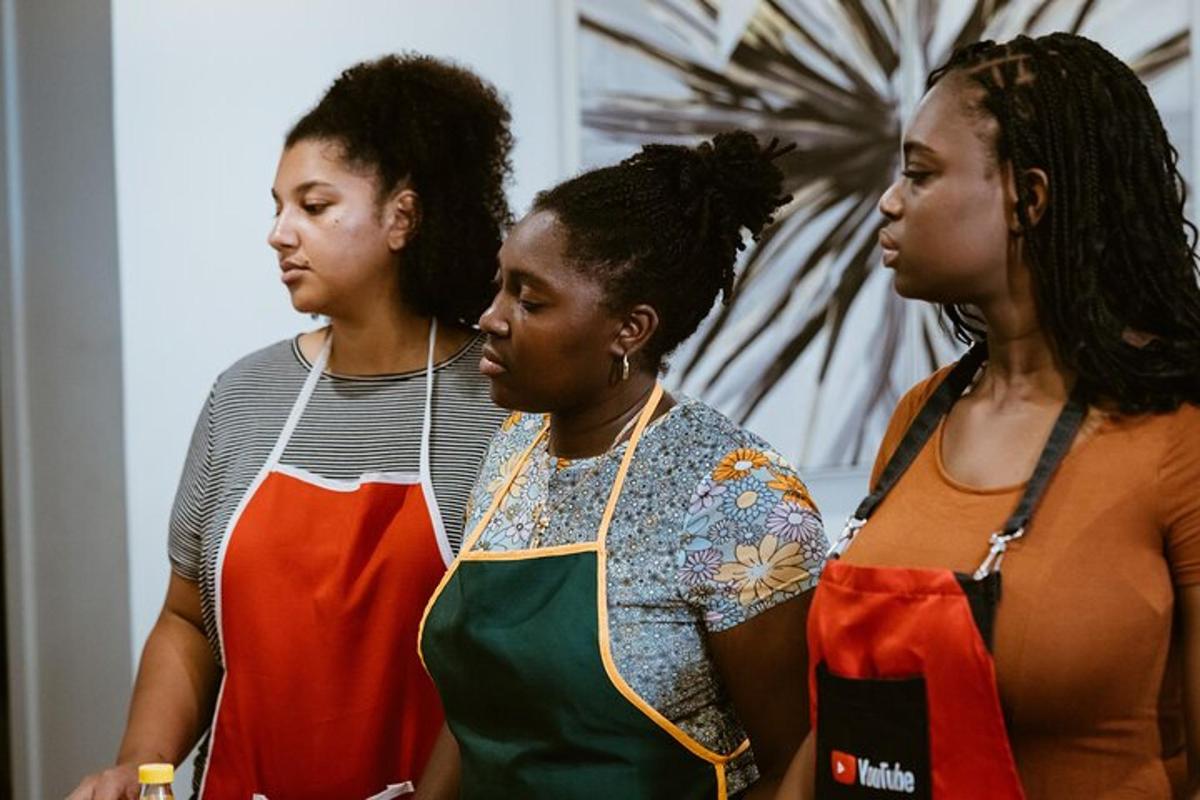 een groep van drie vrouwen die naast elkaar staan