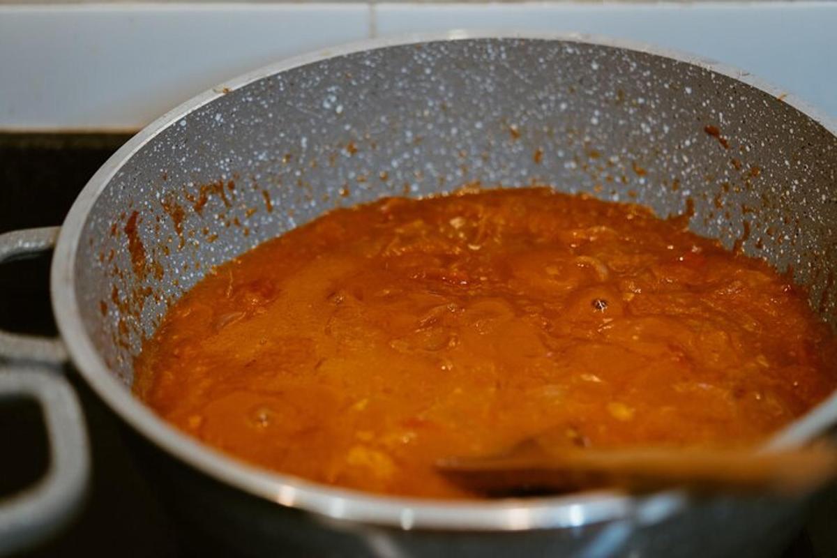 una olla llena de sopa en una estufa