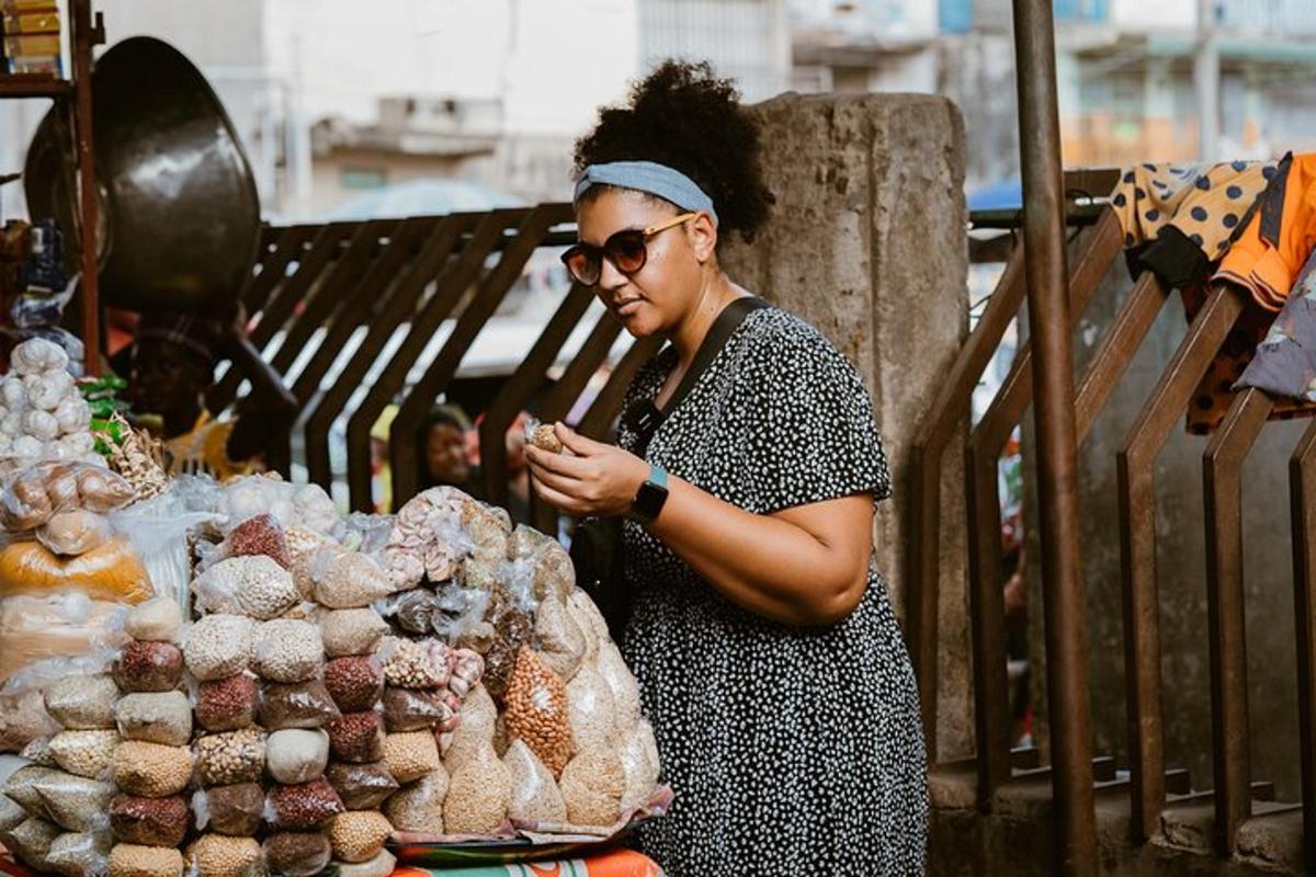 Una mujer parada junto a una pila de animales de peluche.