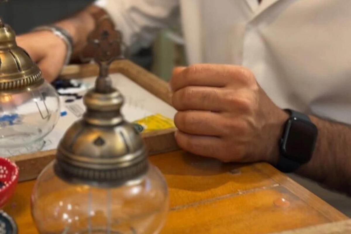 Egy férfi felmutatja a hüvelykujját egy asztal mellett