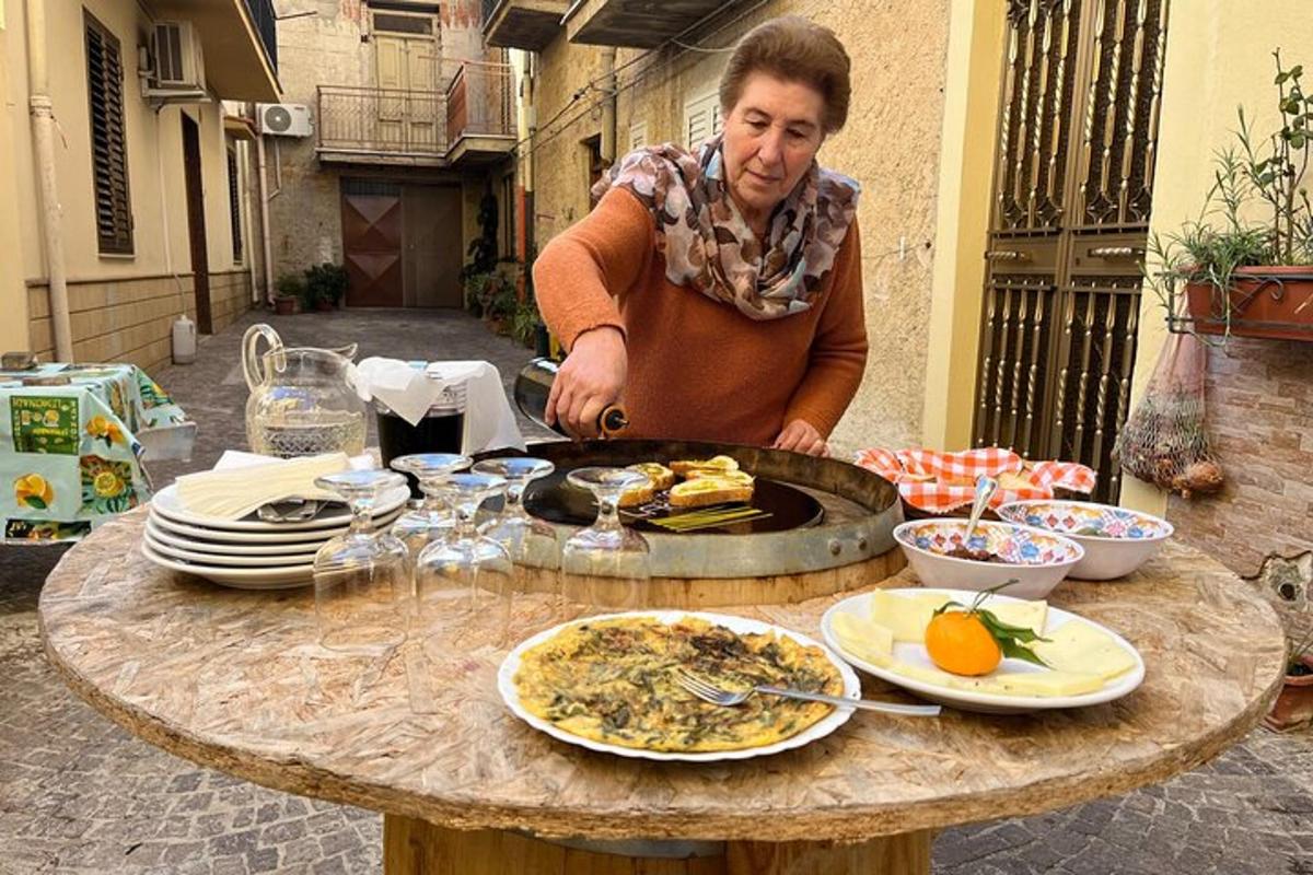 naine seisab toidulaua ees